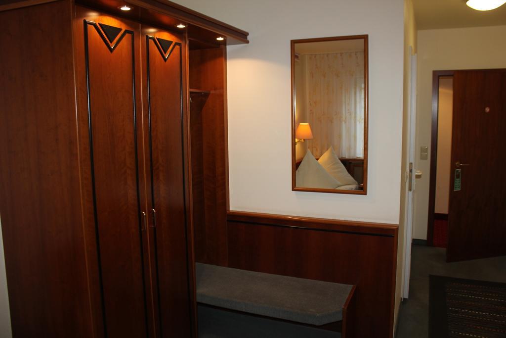 Hotel & Restaurant Zum Vater Rhein Monheim am Rhein Quarto foto