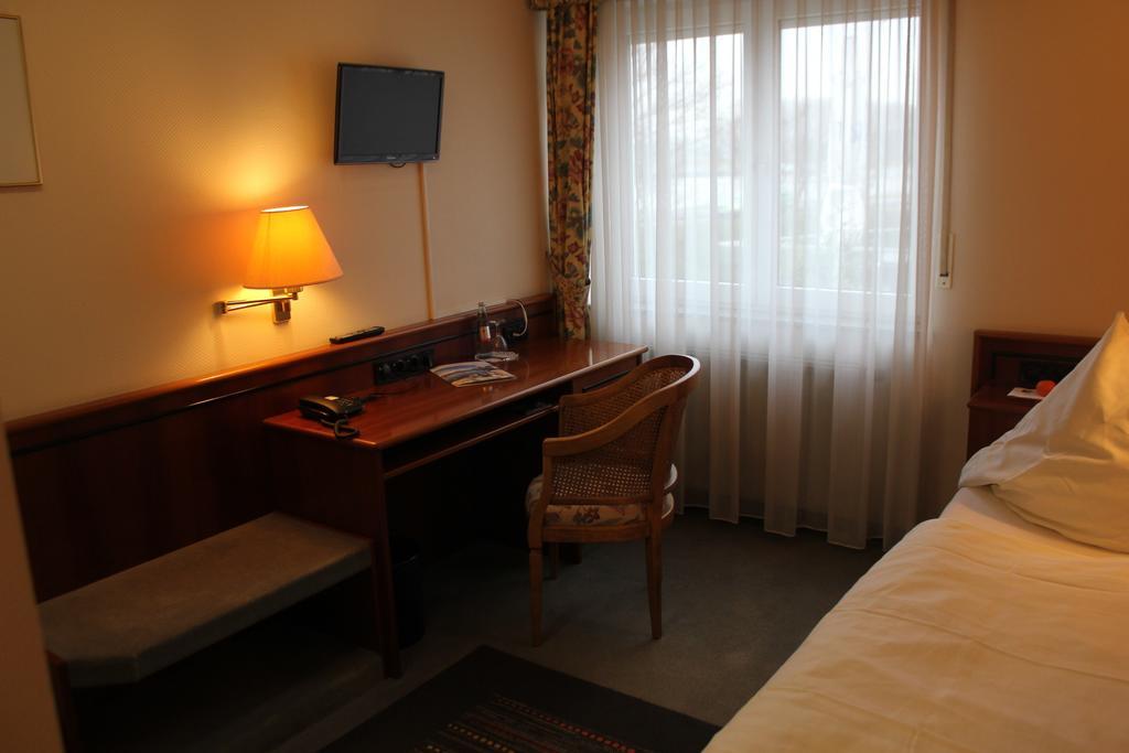 Hotel & Restaurant Zum Vater Rhein Monheim am Rhein Quarto foto