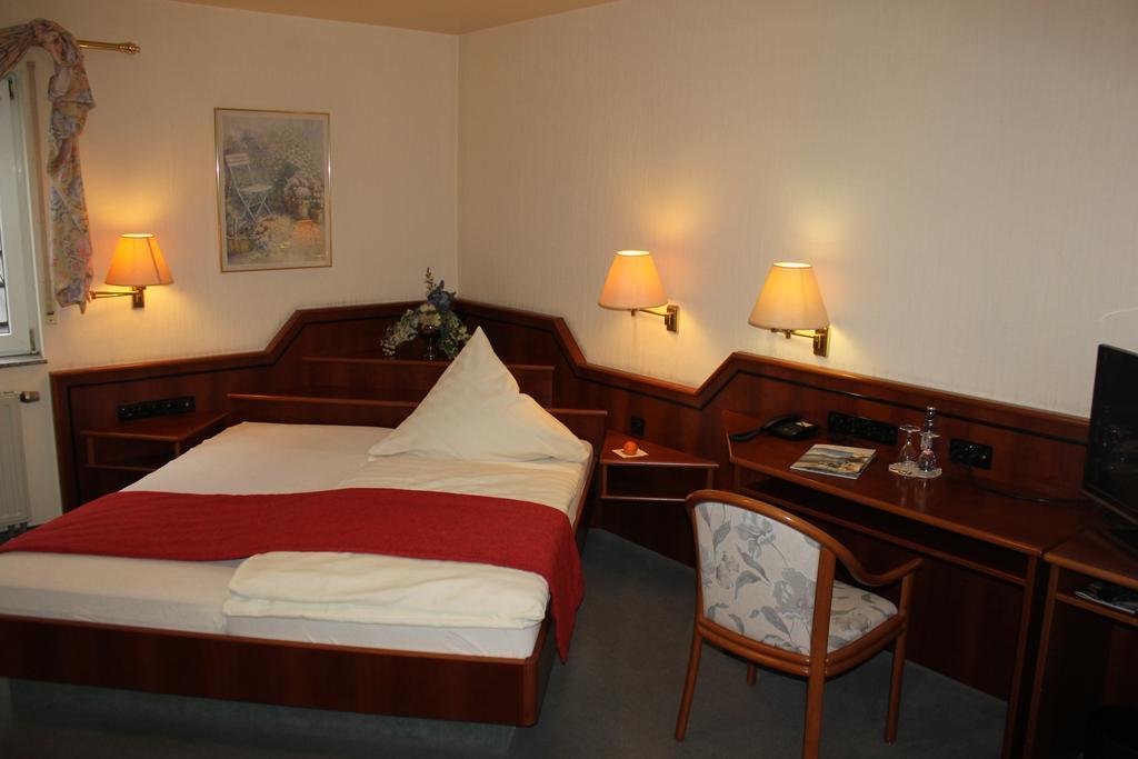 Hotel & Restaurant Zum Vater Rhein Monheim am Rhein Quarto foto